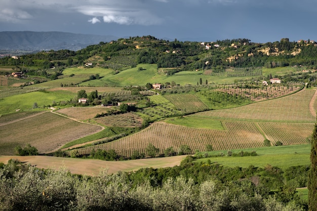 Uitzicht op het platteland bij Montepulciano onder stormachtige omstandigheden