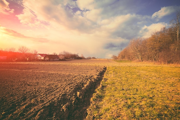 Uitzicht op het platteland in het vroege voorjaar