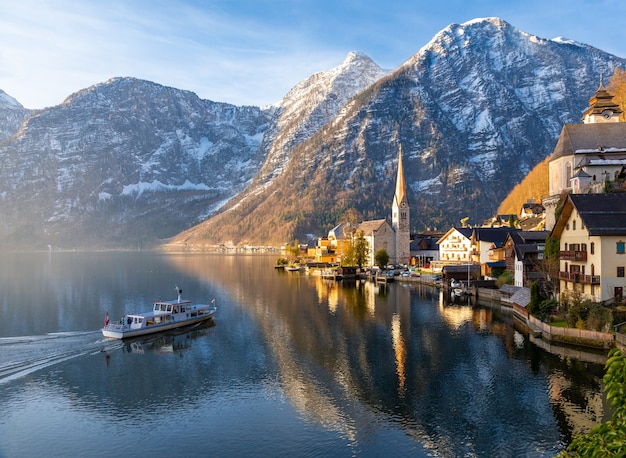 Uitzicht op het prachtige Hallstatt-meer en de beroemde kerk tijdens de ochtendzonsopgang in het vroege voorjaar