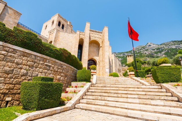 Uitzicht op het prachtige kasteel van Kruja in de zomer Reizen in Albanië