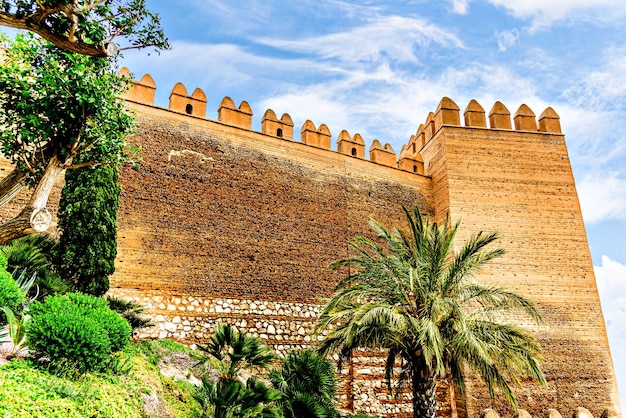 Foto uitzicht op het prachtige monumentale complex van la alcazaba in almeria, spanje