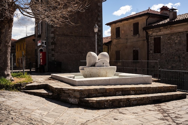 Uitzicht op het Romolo Ferretti-plein in Collagna Reggio Emilia, Italië