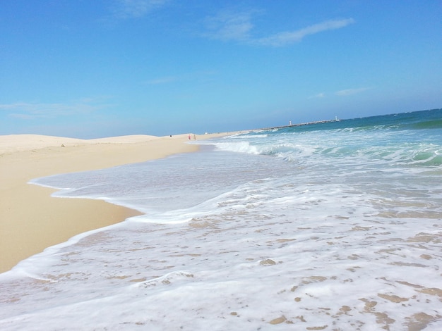 Foto uitzicht op het rustige strand tegen de blauwe hemel