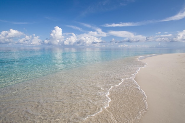 Uitzicht op het rustige strand tegen de lucht