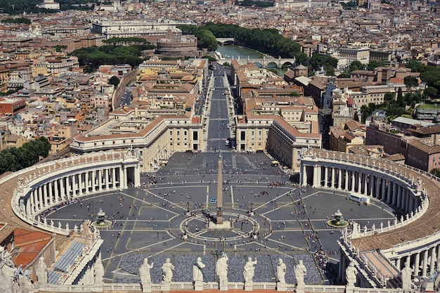 Uitzicht op het Sint-Pietersplein in Rome vanaf de basiliek in het Vaticaan