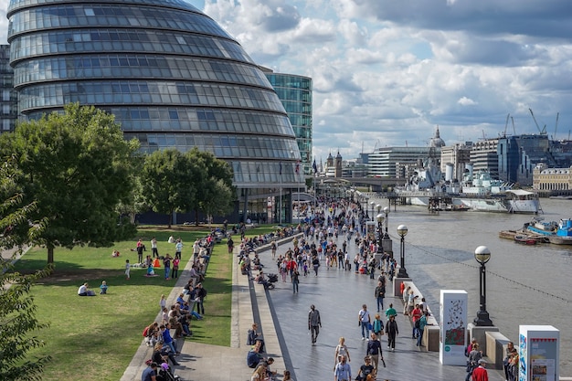 Uitzicht op het stadhuis van londen en de promenade