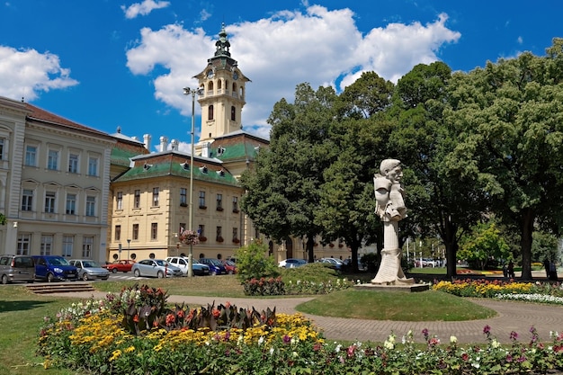 Uitzicht op het stadhuis van Szeged vanaf het park Szeged Hongarije
