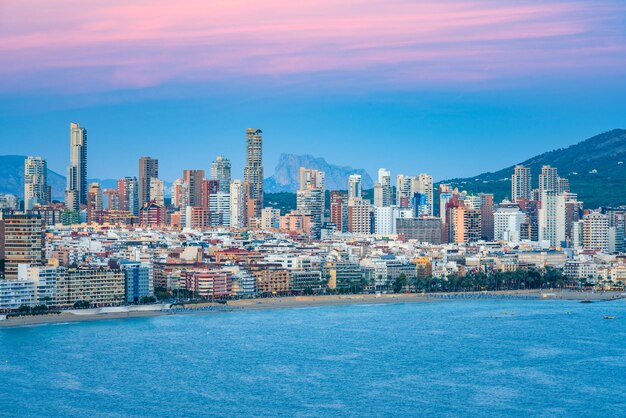 Foto uitzicht op het stadsbeeld van benidorm bij de middellandse zee