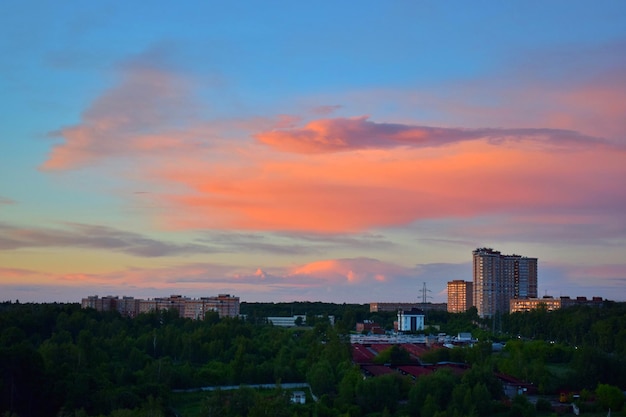 Uitzicht op het stadslandschap tegen een bewolkte hemel bij zonsondergang