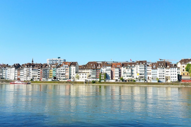 Uitzicht op het stadslandschap tegen een heldere blauwe hemel