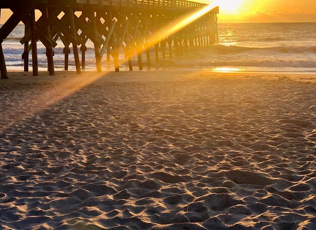 Foto uitzicht op het strand bij zonsondergang