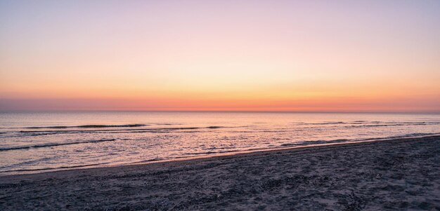 uitzicht op het strand - geweldige zonsondergang op het strand