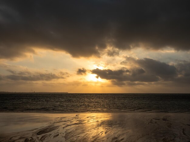 uitzicht op het strand in de tijd van zonsopgang