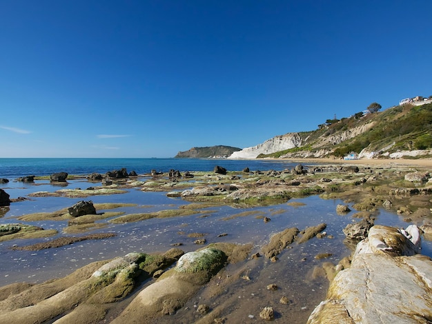 uitzicht op het strand in Realmonte, Agrigento tegen de blauwe lucht op een heldere zonnige dag, Sicilië