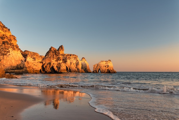 Uitzicht op het strand van Alvor in Algarve Portugal bij zonsondergang