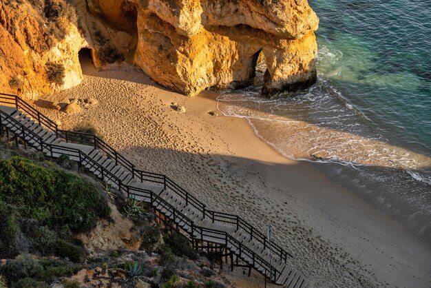 Uitzicht op het strand van Camilo, bij zonsopgang, in Lagos in de Algarve.