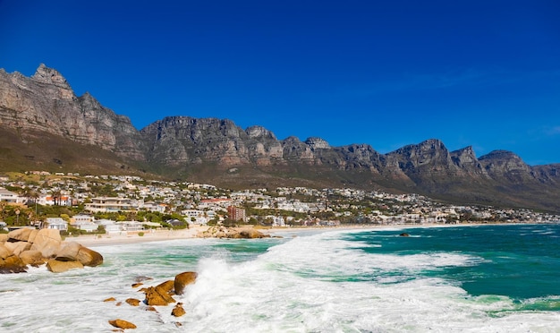 Uitzicht op het strand van Camps Bay en de Tafelberg in Kaapstad, Zuid-Afrika