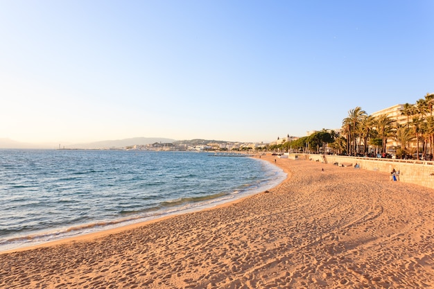 Uitzicht op het strand van Cannes, Frankrijk. Beroemde stad in Zuid-Frankrijk. Promenade de la Croisette