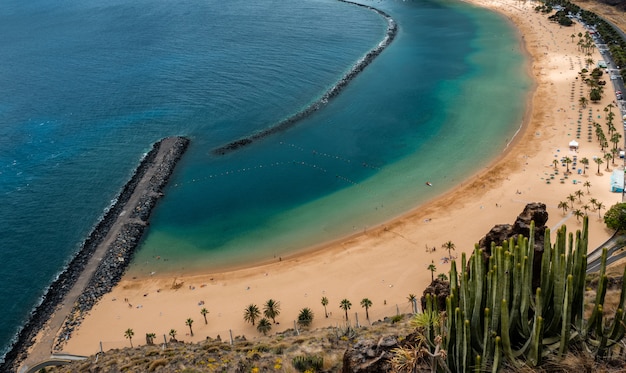 Foto uitzicht op het strand van las teresitas, tenerife