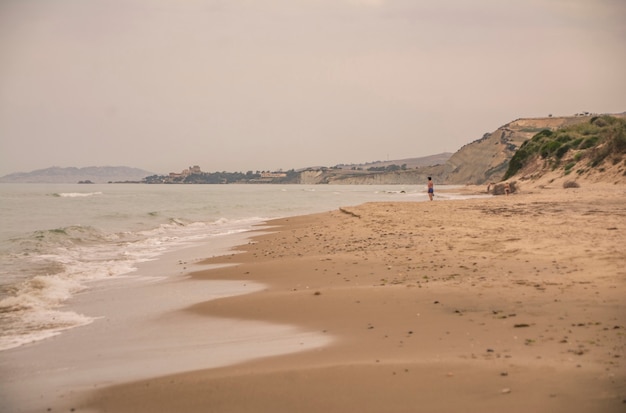 Uitzicht op het strand van Marina di Butera dat uitkijkt over de Siciliaanse stad Gela