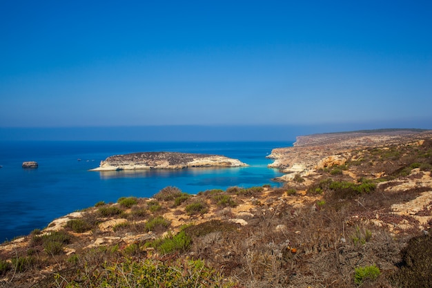 Uitzicht op het strand van Rabbits of het eiland Conigli, Lampedusa