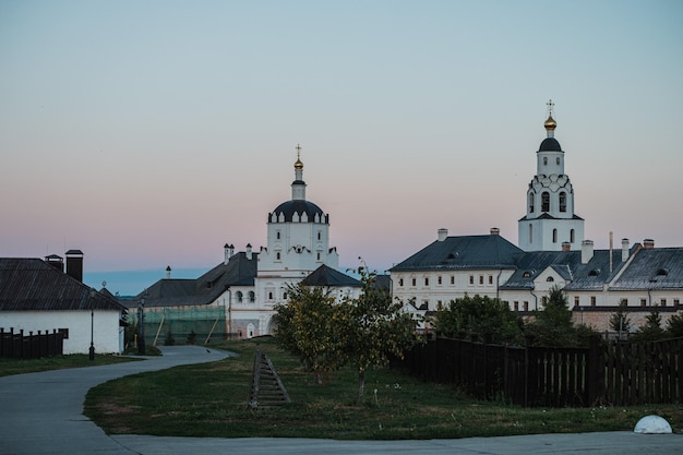 Uitzicht op het Sviyazhsky Assumption-klooster in de zomer