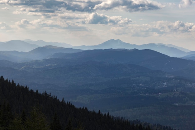 Uitzicht op het Syvuli-gebergte vanaf de Kukul-weide van het Chornohora-gebergte De Karpaten