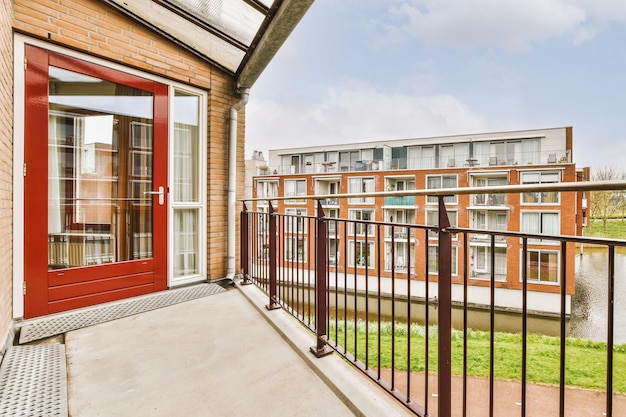 Uitzicht op het tegenoverliggende gebouw vanaf het balkon