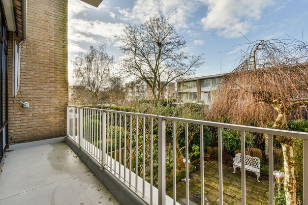 Uitzicht op het tegenoverliggende gebouw vanaf het balkon