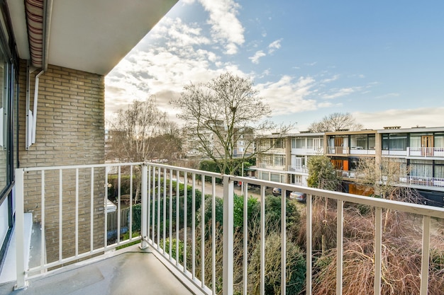 Uitzicht op het tegenoverliggende gebouw vanaf het balkon