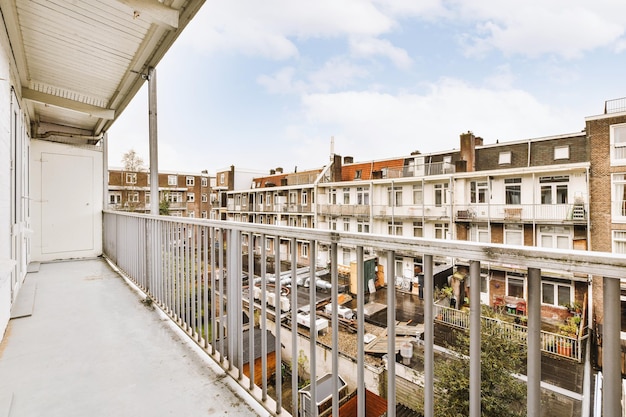 Uitzicht op het tegenoverliggende gebouw vanaf het balkon