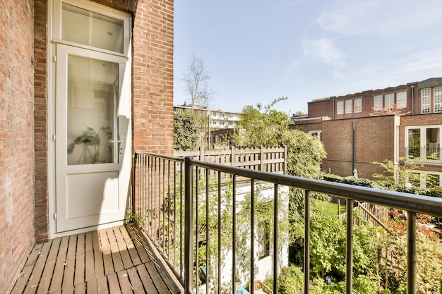 Uitzicht op het tegenoverliggende gebouw vanaf het balkon