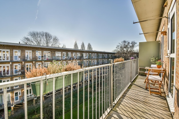 Uitzicht op het tegenoverliggende gebouw vanaf het balkon