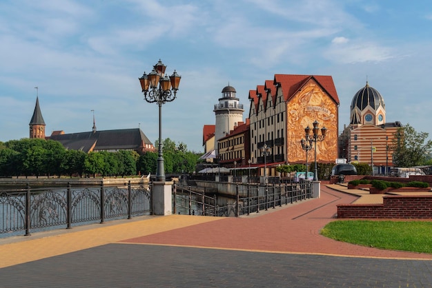 Uitzicht op het vissersdorp aan de oever van de Pregolya-rivier Kaliningrad, Rusland