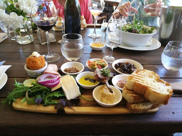 Foto uitzicht op het voedsel op tafel