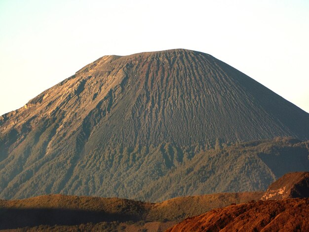 Foto uitzicht op het vulkanische landschap tegen een heldere lucht