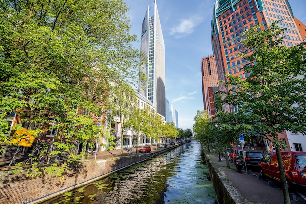 Uitzicht op het waterkanaal en de prachtige wolkenkrabbers in de stad Haag, Nederland