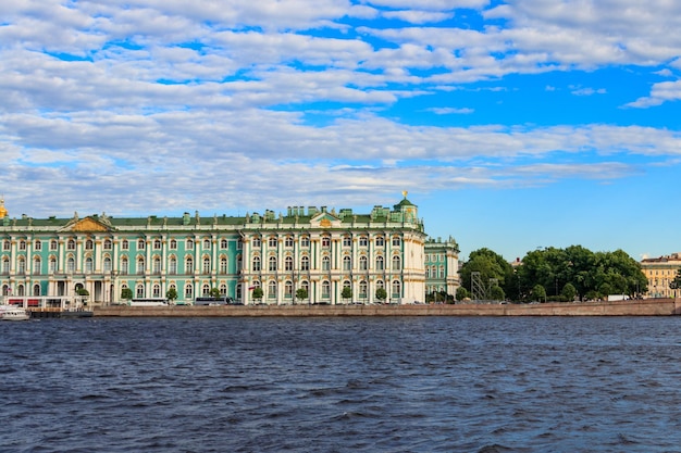 Uitzicht op het Winterpaleis en de rivier de Neva in Sint-Petersburg, Rusland