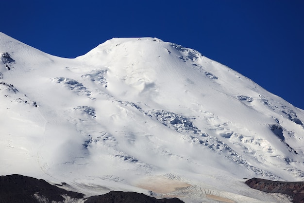 Uitzicht op het zadel van de Elbroesberg vanuit het noorden van het Kaukasusgebergte in Rusland.