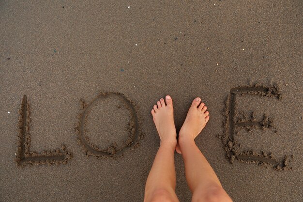 Foto uitzicht op het zand op het strand in de zomer met een boodschap erin geschreven