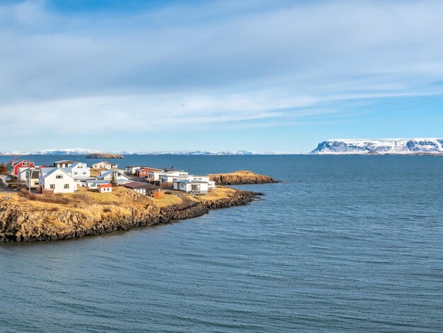 Uitzicht op het zeegezicht vanaf de kerkheuvel bij het gezichtspunt van de stad Stykkisholmur onder de bewolkte blauwe hemel IJsland