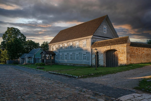 Uitzicht op historische koopmansgebouwen van landgoederen op een zonnige zomerdag Izborsk Pskov regio Rusland