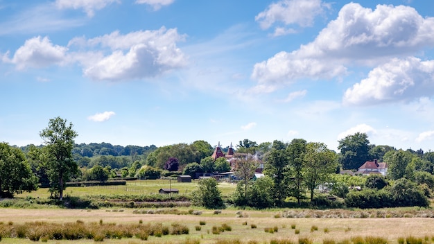 Uitzicht op historische Oast Houses in Bodiam in East Sussex