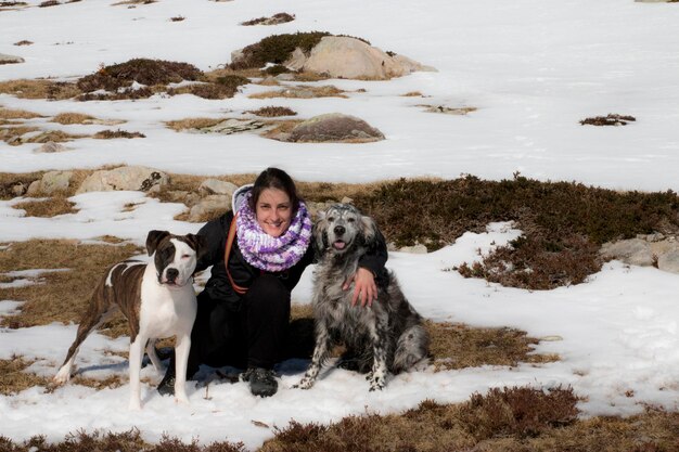 Foto uitzicht op honden en een meisje in de sneeuw