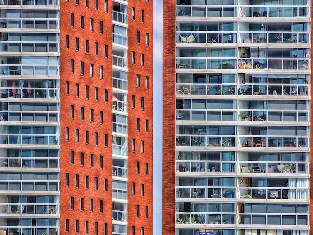 Uitzicht op hoogbouw appartementsgebouwen