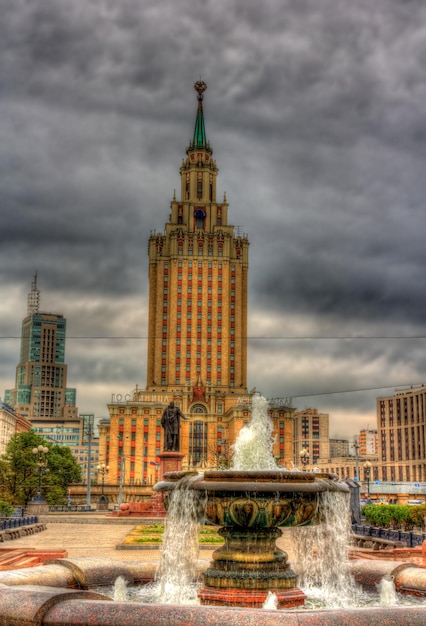 Uitzicht op Hotel Leningradskaya, een wolkenkrabber van Stalin in Moskou