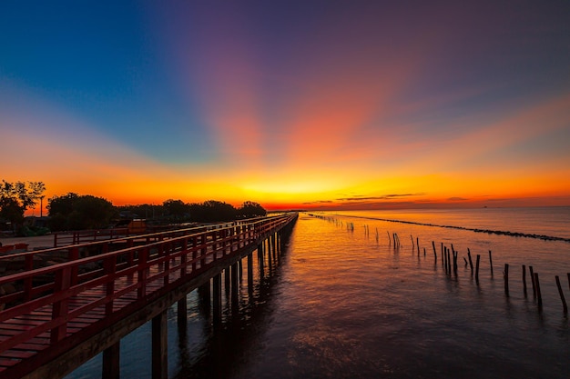 Uitzicht op houten bruggen en kustlijn bij zonsopgang, houten brug aan zee bij zonsondergang