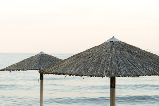 Uitzicht op houten parasols en ligstoelen op een mediterraan strand