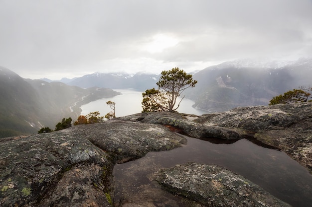 Uitzicht op Howe Sound vanaf de top van Chief Mountain