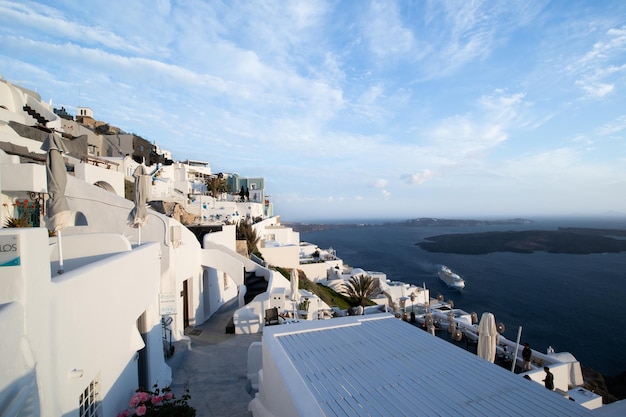 Uitzicht op Imerovigli, Santorini, met de zee en een cruiseschip op de achtergrond